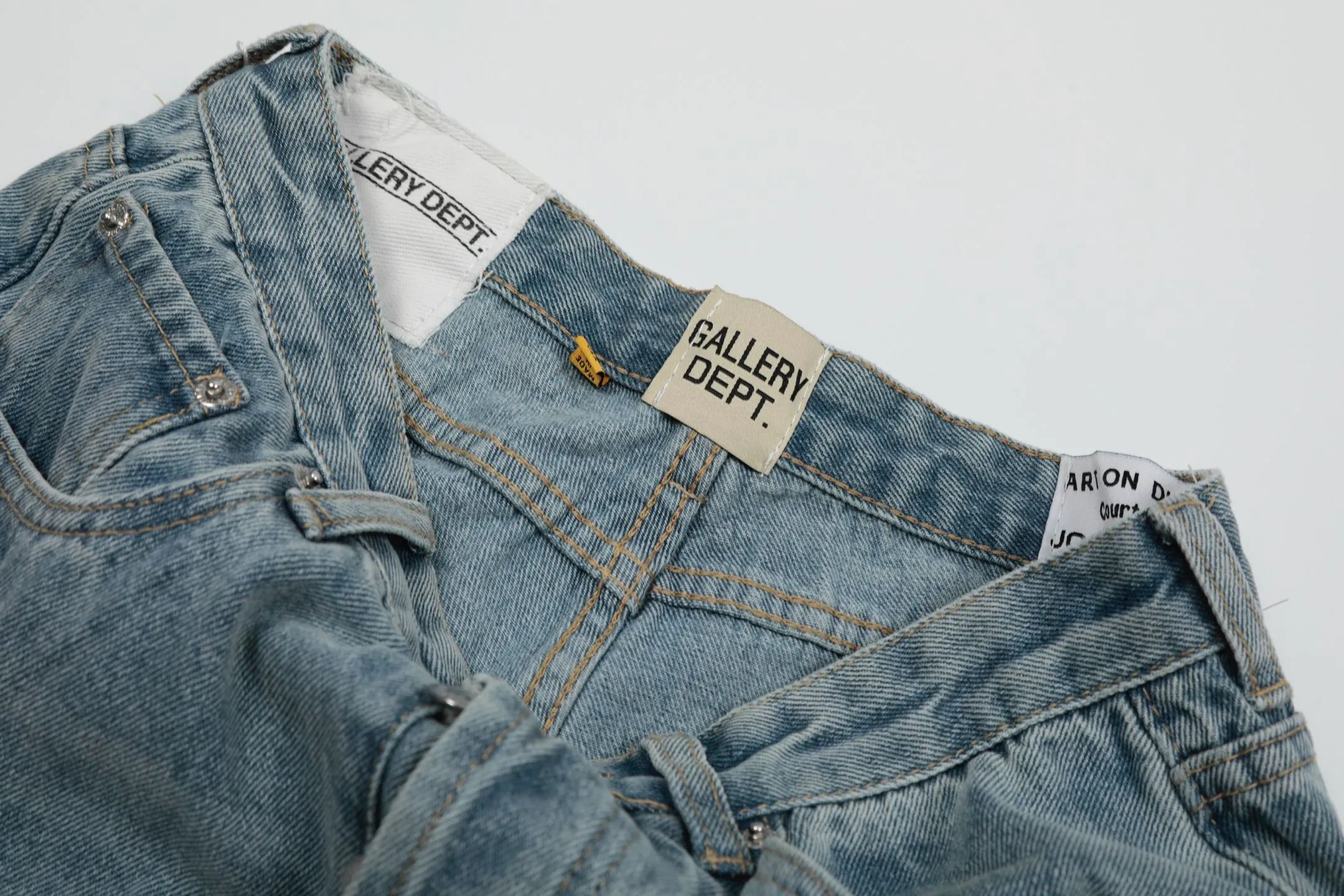 #8146 P290💰 Independent GALLERY DEPT. Vintage multi-leather spliced cross loose washed flared jeans - truly restore the ultimate texture of Vintage - original hardware accessories washed and other elevators, QR code analysis are all purchased from the original factory, high degree of restoration, you are welcome to compare with a certain product~ - Three-dimensional version Loose and comfortable, not picky about the body shape, taller and slimmer, factory Seiko, original factory quality control, same style for men and women, can be matched with couples, versatile recommendation, must-have jeans for all seasons -Size: 28 30 32 34 36